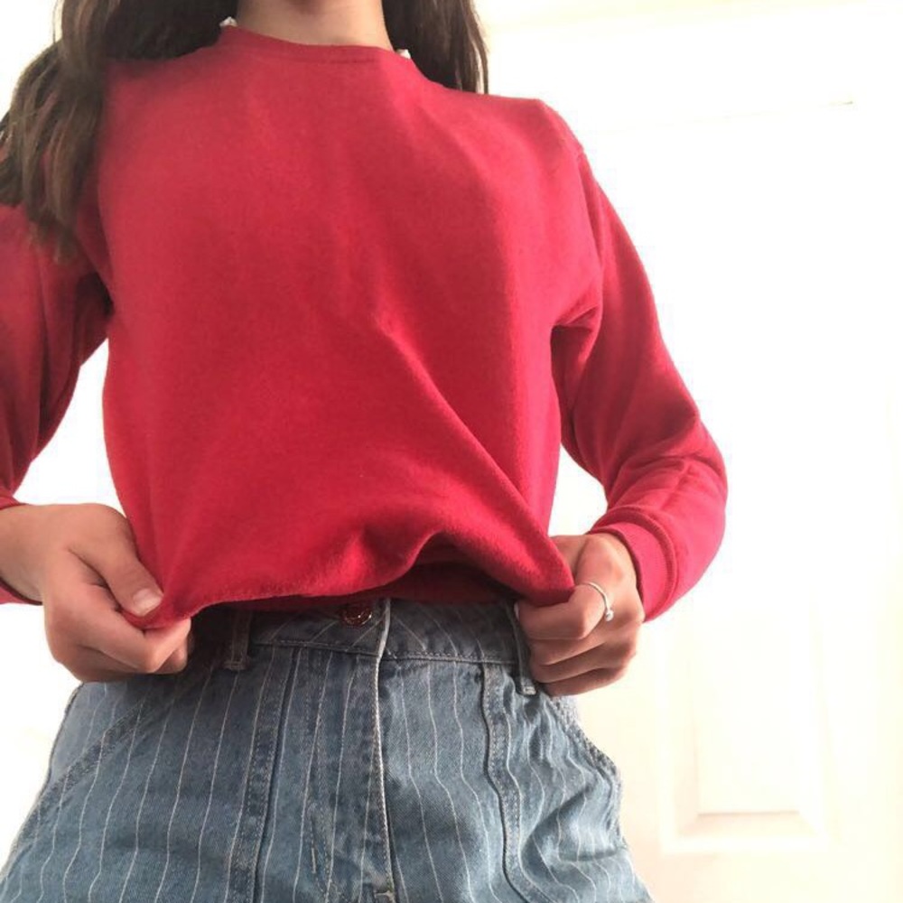 Red pullover - Picture 2 of 2